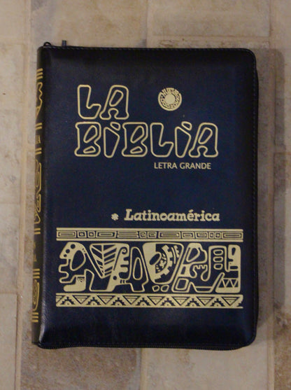 La Biblia Latinoamérica de Lujo Azul, Letra Grande,  Imitación piel, Cierre e Índice.